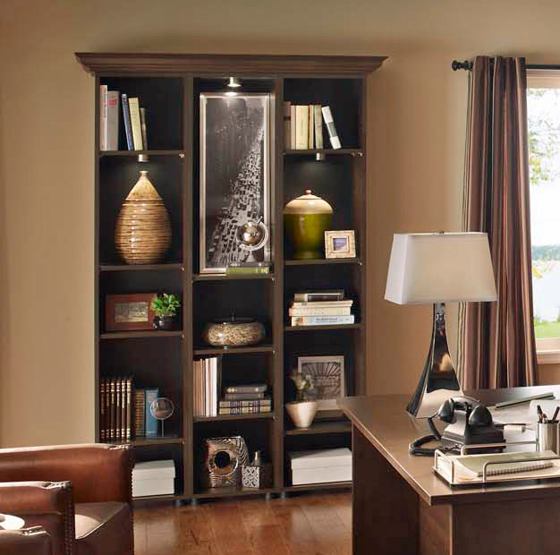 Exempel på ett mellanstort modernt arbetsrum, med beige väggar, mellanmörkt trägolv och ett fristående skrivbord