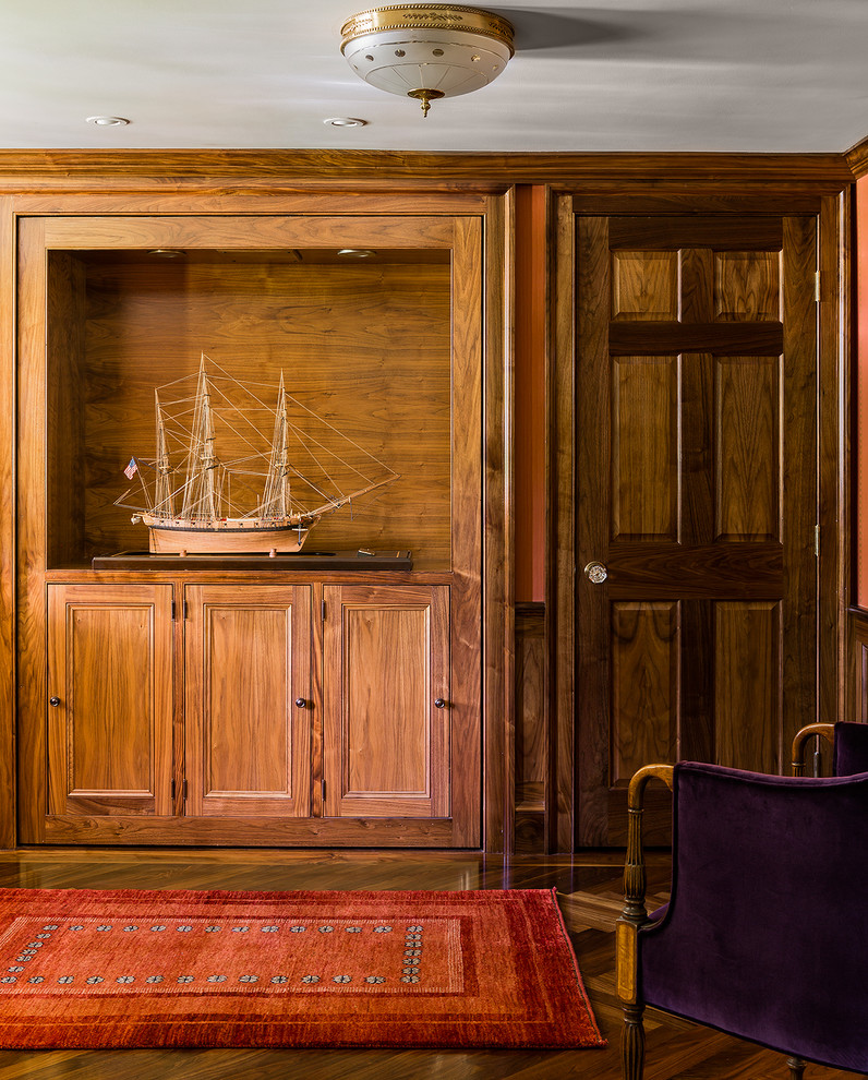 Foto de despacho tradicional de tamaño medio con suelo de madera en tonos medios