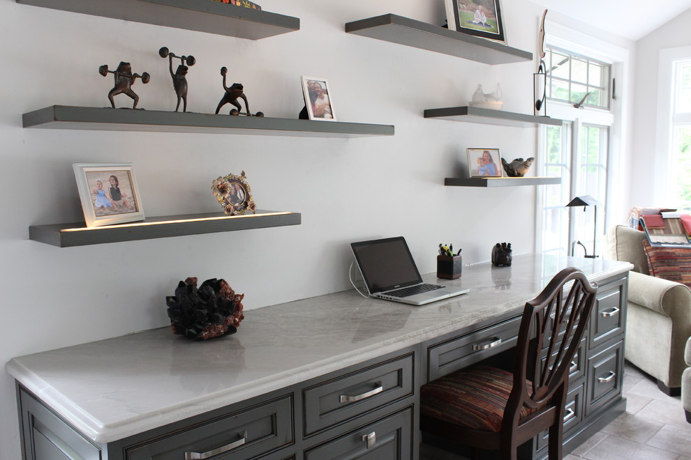 Foto de despacho contemporáneo grande sin chimenea con paredes blancas, suelo de travertino y escritorio empotrado
