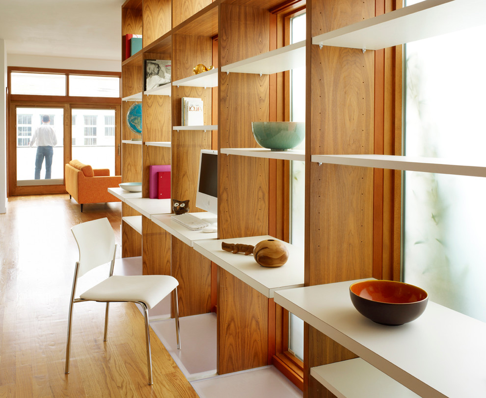 Inspiration pour un bureau minimaliste avec un sol en bois brun, un bureau intégré et aucune cheminée.