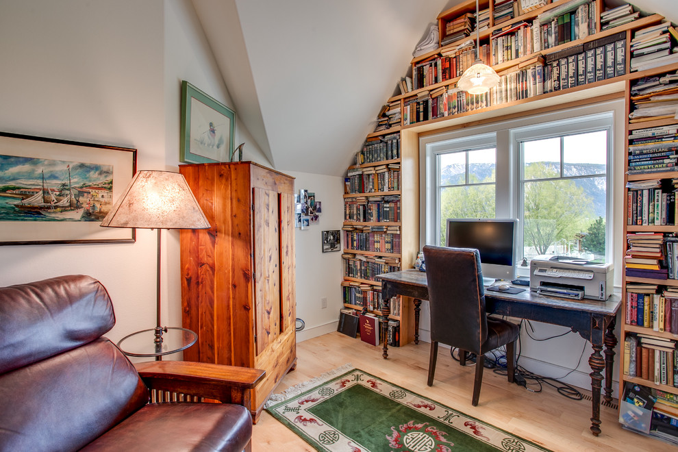 Landhausstil Arbeitszimmer ohne Kamin mit Arbeitsplatz, weißer Wandfarbe, hellem Holzboden und freistehendem Schreibtisch in Seattle