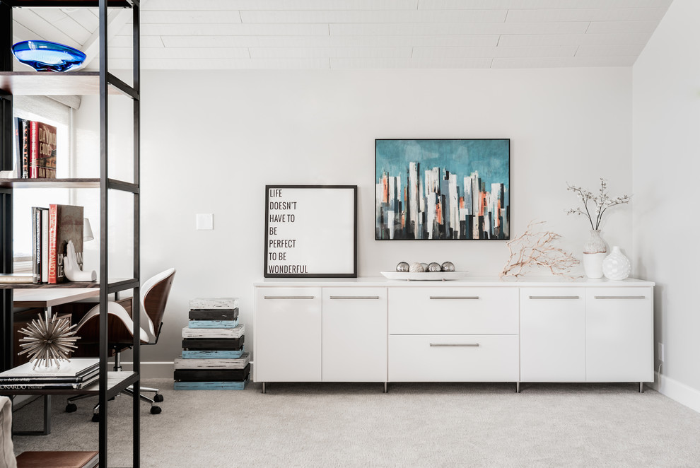 Пример оригинального дизайна: кабинет в современном стиле с белыми стенами, ковровым покрытием и отдельно стоящим рабочим столом