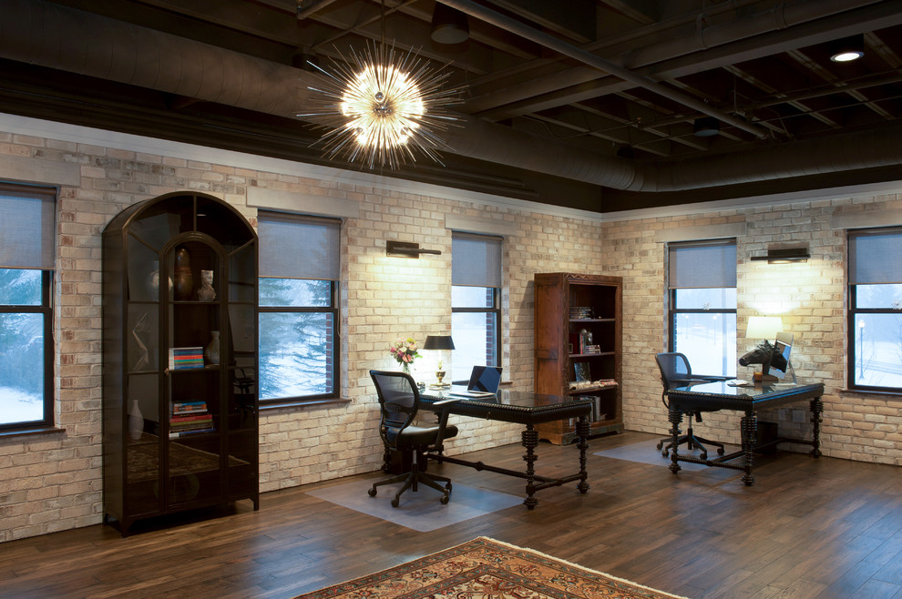 Idee per un grande ufficio classico con pareti beige, pavimento in legno massello medio, nessun camino e scrivania autoportante