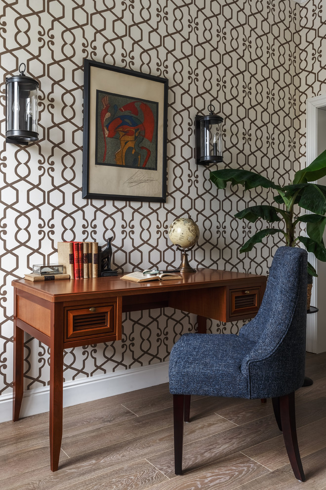 Foto de despacho clásico renovado con paredes blancas, escritorio independiente y suelo marrón