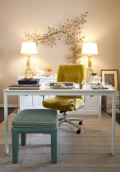 Shabby-Style Arbeitszimmer mit beiger Wandfarbe und freistehendem Schreibtisch in Orange County