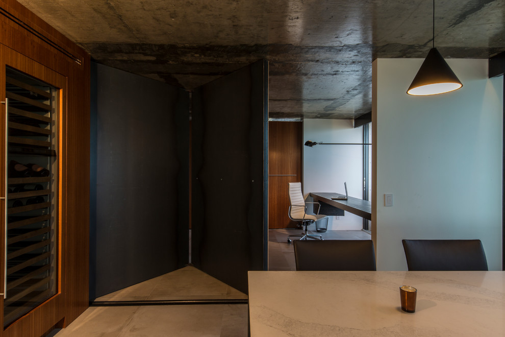 Foto di uno studio design di medie dimensioni con pareti bianche e pavimento grigio