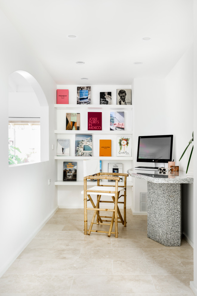 Foto de estudio actual de tamaño medio con paredes blancas, suelo de travertino, escritorio independiente y suelo beige