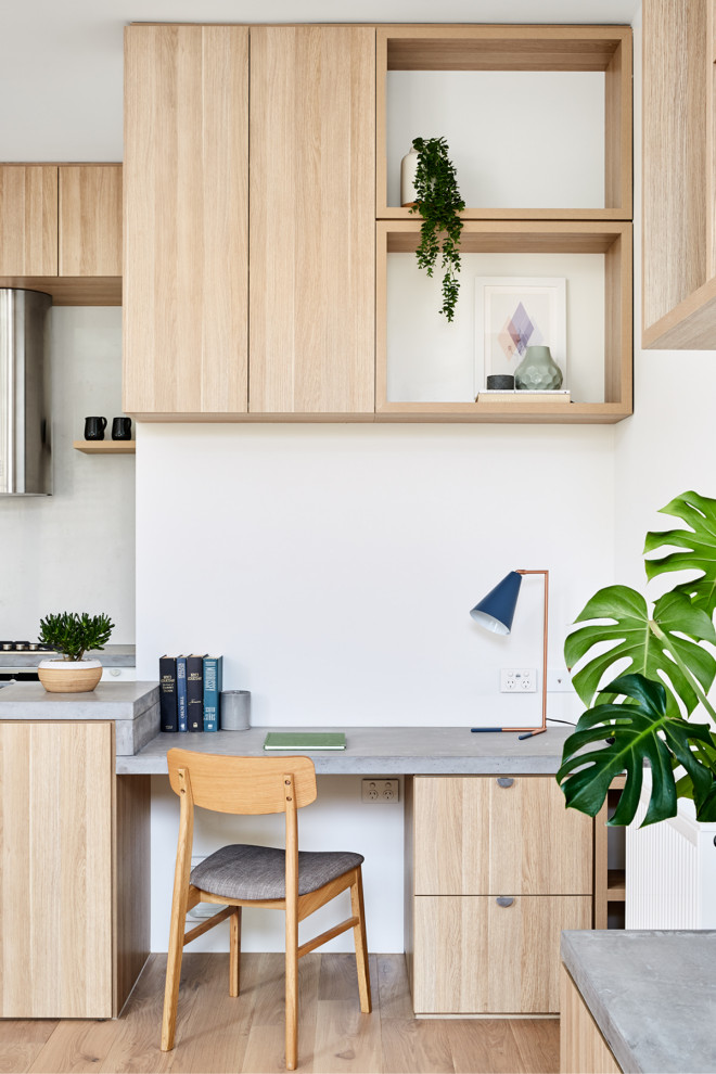 Kleines Modernes Arbeitszimmer mit weißer Wandfarbe, hellem Holzboden und braunem Boden in Melbourne