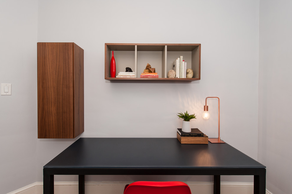 Exempel på ett litet modernt arbetsrum, med grå väggar, ljust trägolv och ett fristående skrivbord