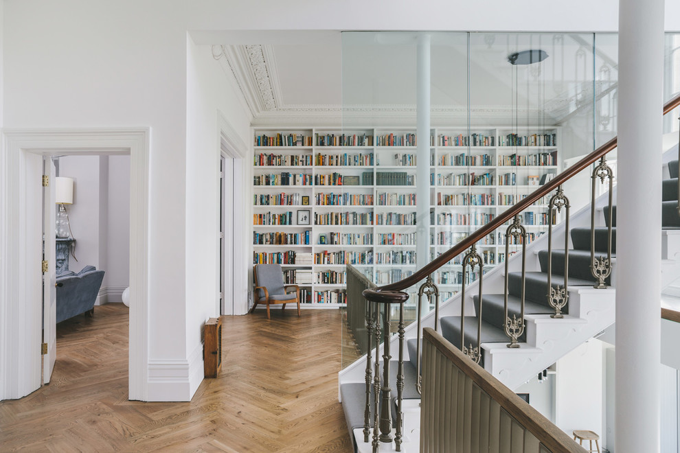 Großes Modernes Lesezimmer mit weißer Wandfarbe, hellem Holzboden und braunem Boden in Sonstige