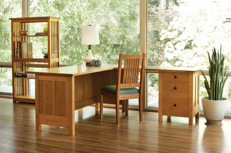 Example of a classic home office design in Portland