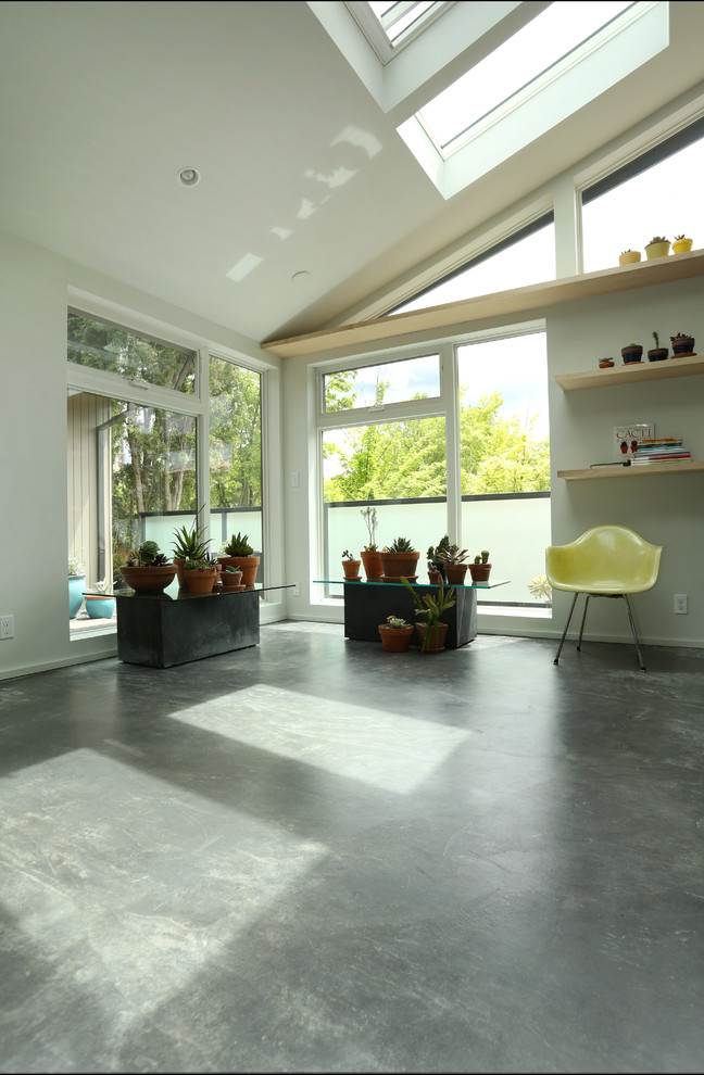 Свежая идея для дизайна: большой кабинет в стиле ретро с белыми стенами и бетонным полом - отличное фото интерьера