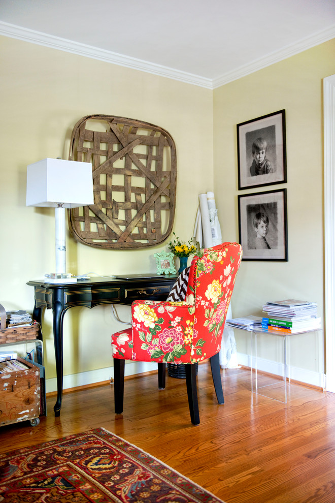 Foto på ett litet eklektiskt arbetsrum, med beige väggar, mellanmörkt trägolv och ett fristående skrivbord