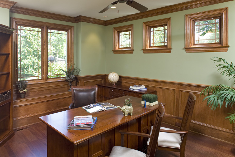 Ispirazione per un grande ufficio american style con pareti verdi, pavimento in legno massello medio, nessun camino e scrivania autoportante