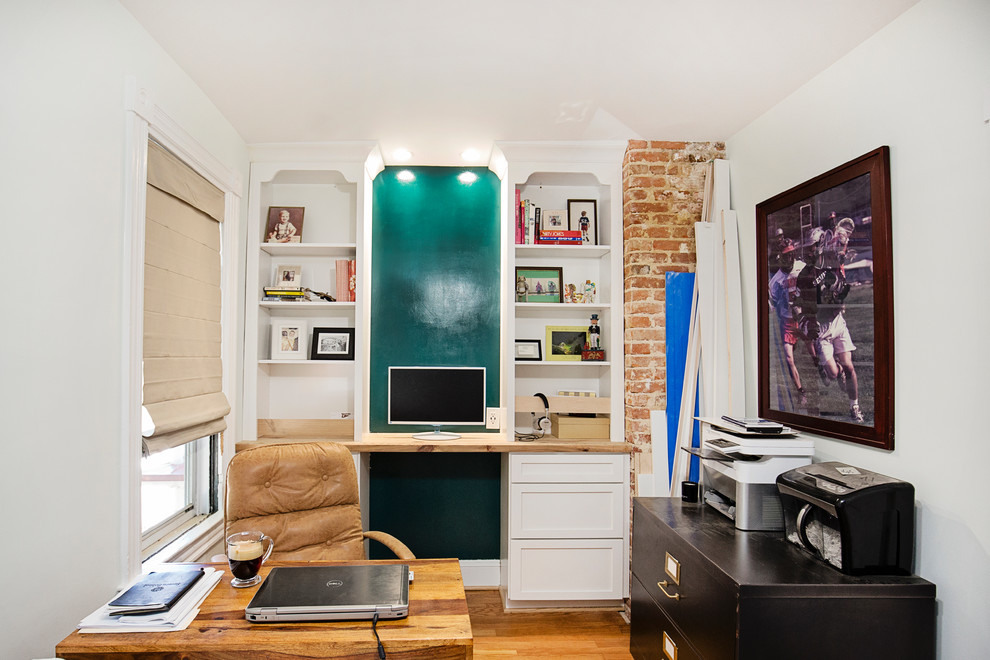 Foto di un piccolo ufficio contemporaneo con pareti bianche, pavimento in legno massello medio, nessun camino, scrivania incassata e pavimento marrone