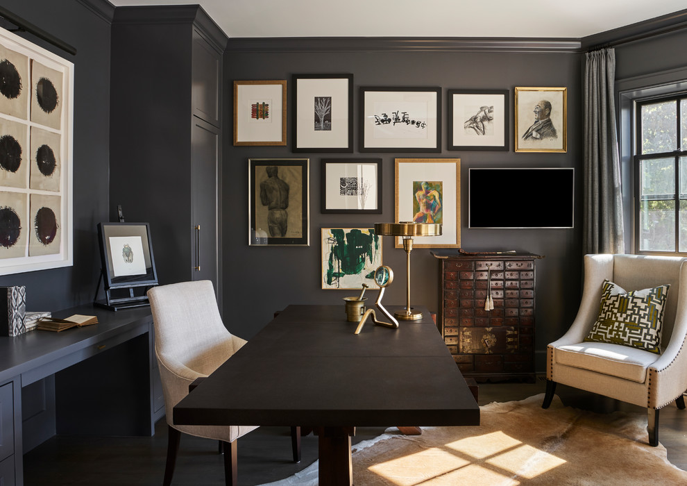 Immagine di un ufficio tradizionale con pareti nere, parquet scuro e scrivania autoportante