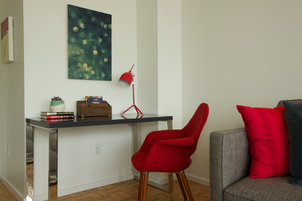 Cette image montre un petit bureau minimaliste avec un mur blanc, un sol en bois brun et un bureau indépendant.