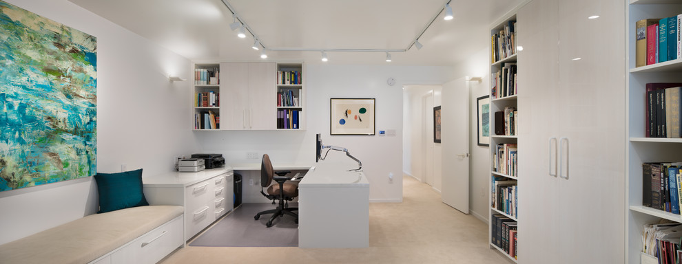 Стильный дизайн: рабочее место среднего размера в современном стиле с белыми стенами, ковровым покрытием, встроенным рабочим столом и бежевым полом - последний тренд