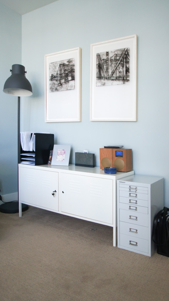 Mittelgroßes Modernes Arbeitszimmer mit blauer Wandfarbe, Teppichboden, Studio und freistehendem Schreibtisch in Seattle