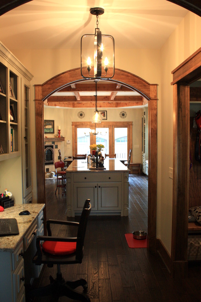 Kleines Klassisches Arbeitszimmer ohne Kamin mit Arbeitsplatz, beiger Wandfarbe, dunklem Holzboden und Einbau-Schreibtisch in Sonstige