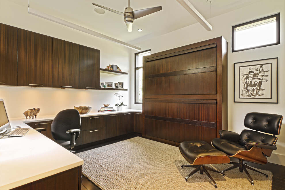 Exempel på ett litet modernt arbetsrum, med vita väggar, mörkt trägolv och ett inbyggt skrivbord