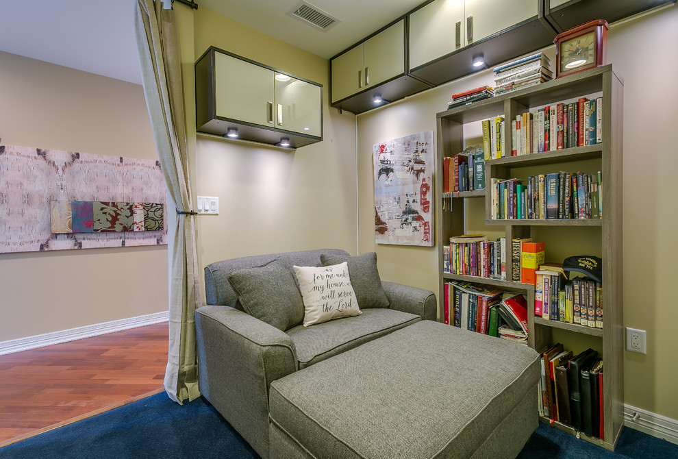 Aménagement d'un petit bureau contemporain avec une bibliothèque ou un coin lecture, un mur beige, moquette et un sol bleu.