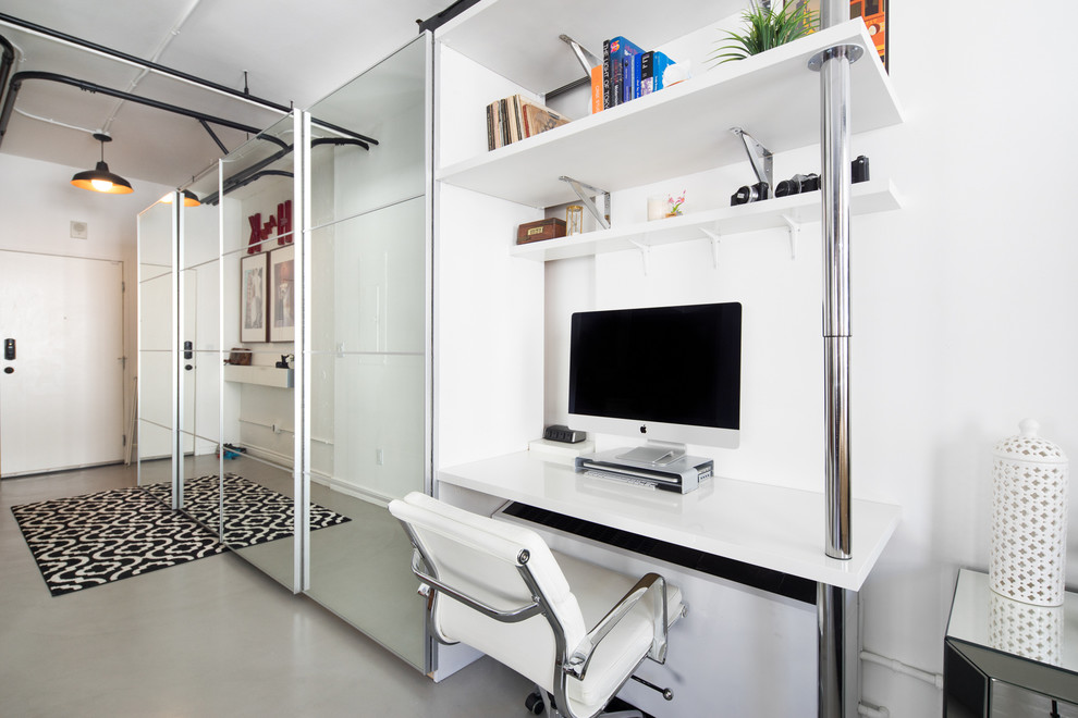 Modelo de despacho contemporáneo con paredes blancas y escritorio empotrado