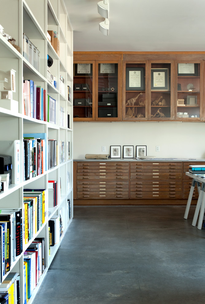 Inspiration för ett mellanstort funkis hemmastudio, med vita väggar, betonggolv och ett fristående skrivbord