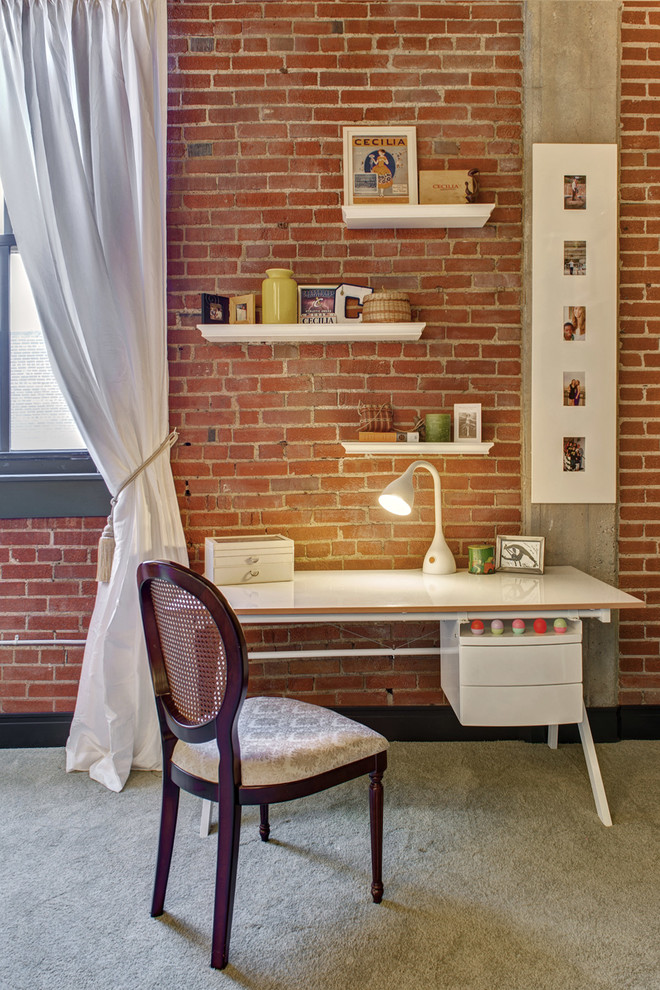 Пример оригинального дизайна: кабинет в современном стиле с ковровым покрытием и отдельно стоящим рабочим столом