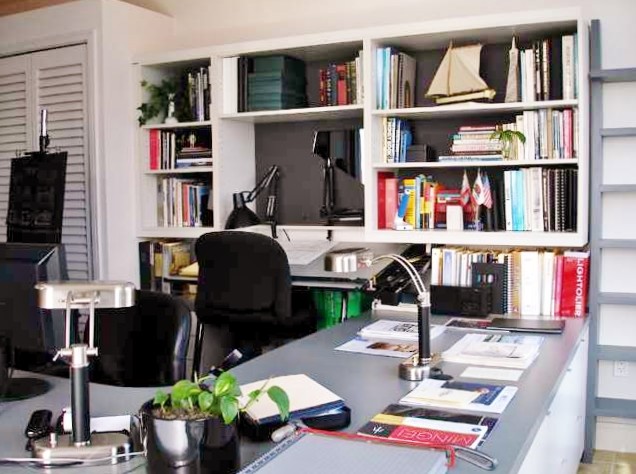 Cette image montre un bureau bohème de taille moyenne et de type studio avec un bureau intégré.