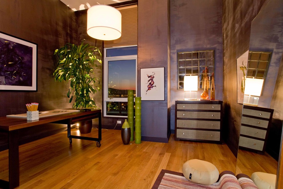 Ispirazione per un ufficio minimalista con pareti viola, parquet chiaro, nessun camino e scrivania autoportante