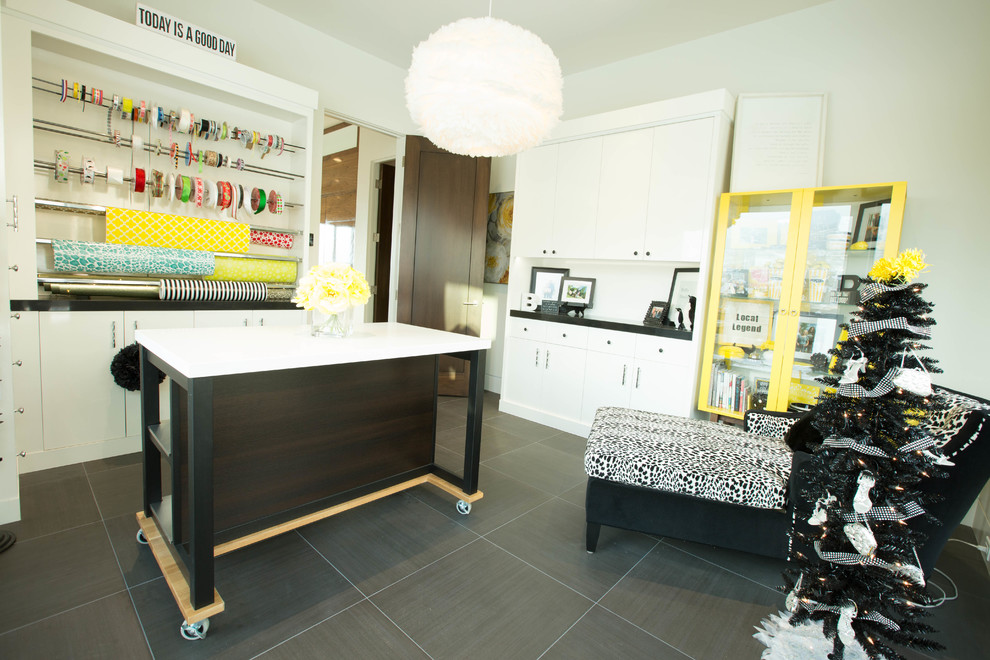 Foto de sala de manualidades contemporánea de tamaño medio sin chimenea con paredes blancas, suelo de baldosas de cerámica y escritorio independiente