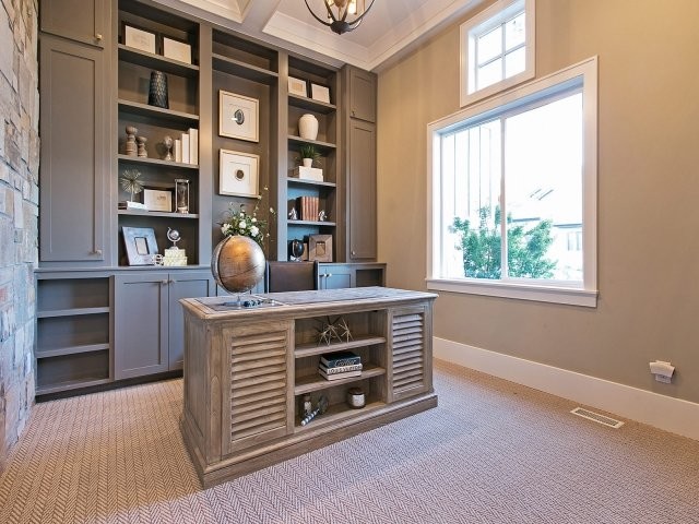 Imagen de despacho tradicional renovado de tamaño medio sin chimenea con paredes grises, moqueta y escritorio independiente