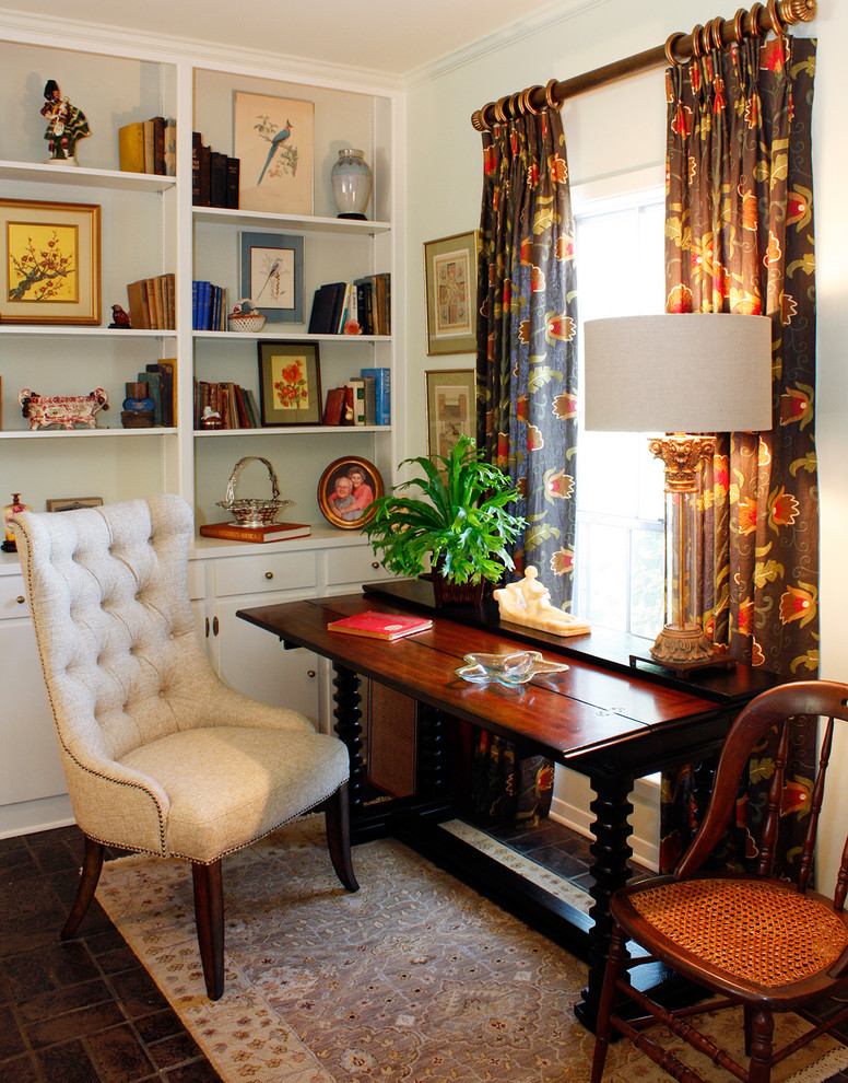 Foto på ett vintage arbetsrum, med vita väggar, klinkergolv i porslin, ett fristående skrivbord och brunt golv