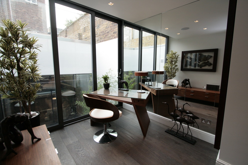 ロンドンにあるトランジショナルスタイルのおしゃれなホームオフィス・書斎の写真