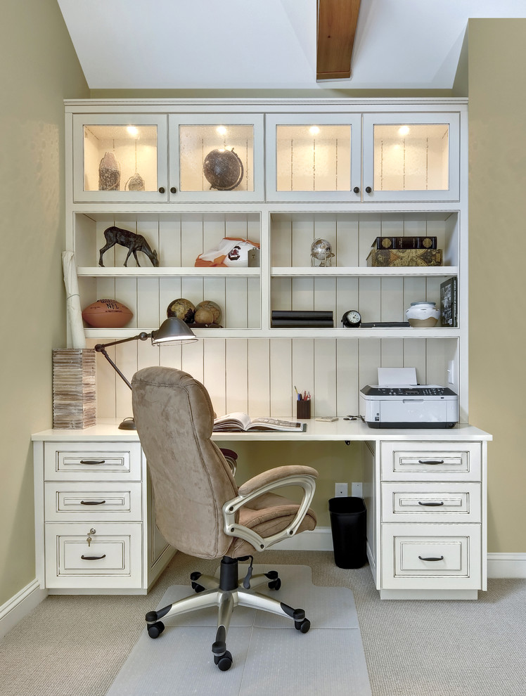 Aménagement d'un bureau classique de taille moyenne avec un mur vert, moquette, un bureau intégré, aucune cheminée et un sol beige.