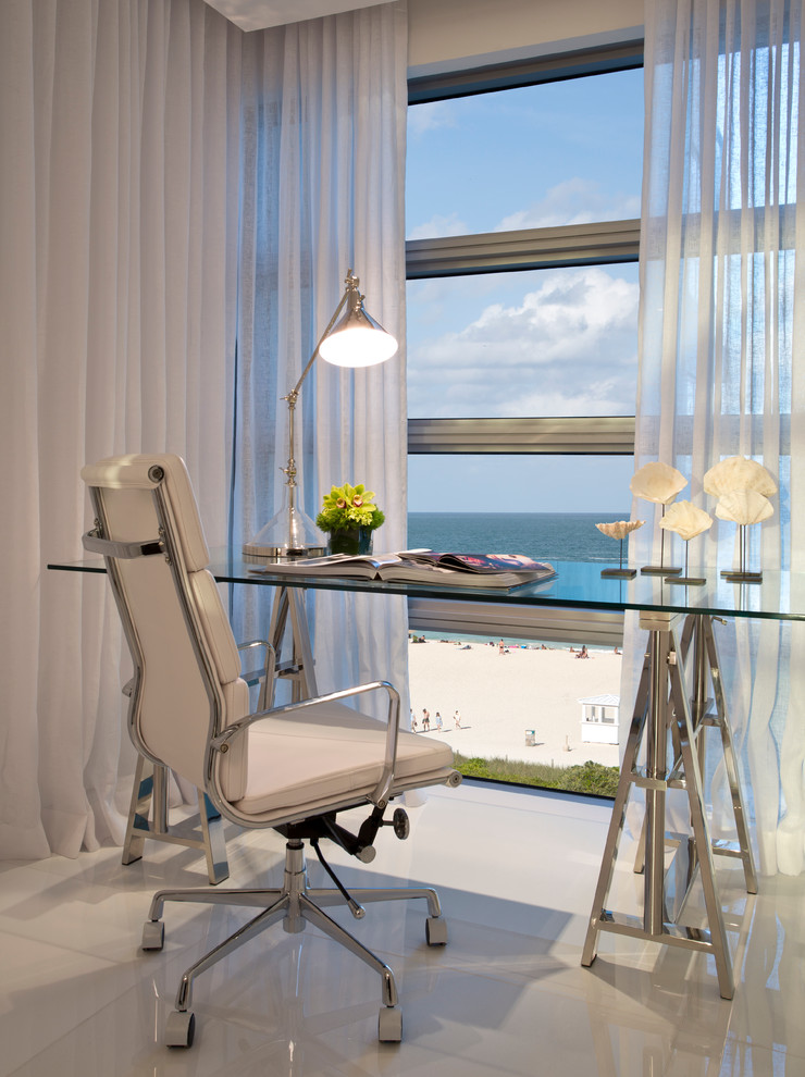 Modernes Arbeitszimmer mit freistehendem Schreibtisch und weißem Boden in Miami
