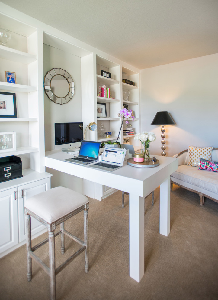 Esempio di un ufficio classico di medie dimensioni con pareti bianche, moquette, scrivania autoportante e pavimento beige