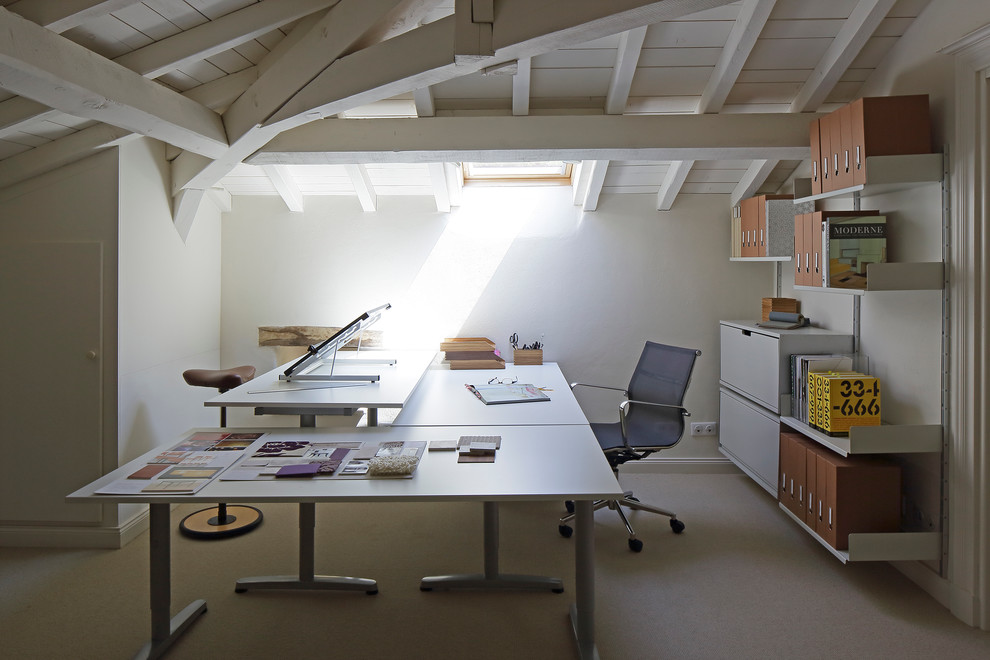 Cette photo montre un bureau moderne de taille moyenne avec un mur blanc, un bureau indépendant et moquette.