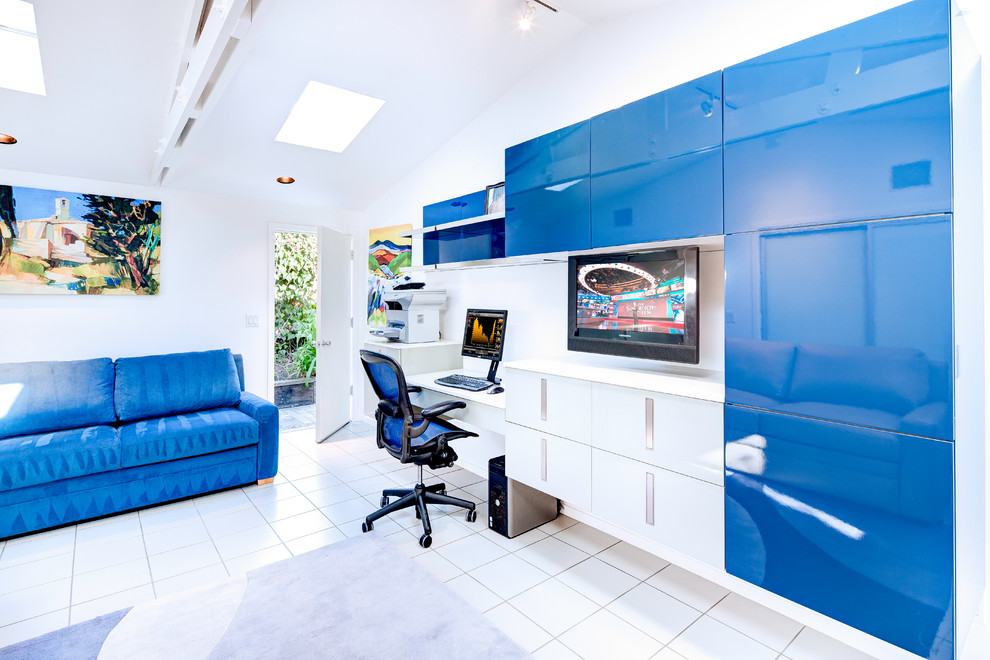 Imagen de despacho marinero de tamaño medio con paredes blancas, suelo de baldosas de porcelana, escritorio empotrado y suelo blanco