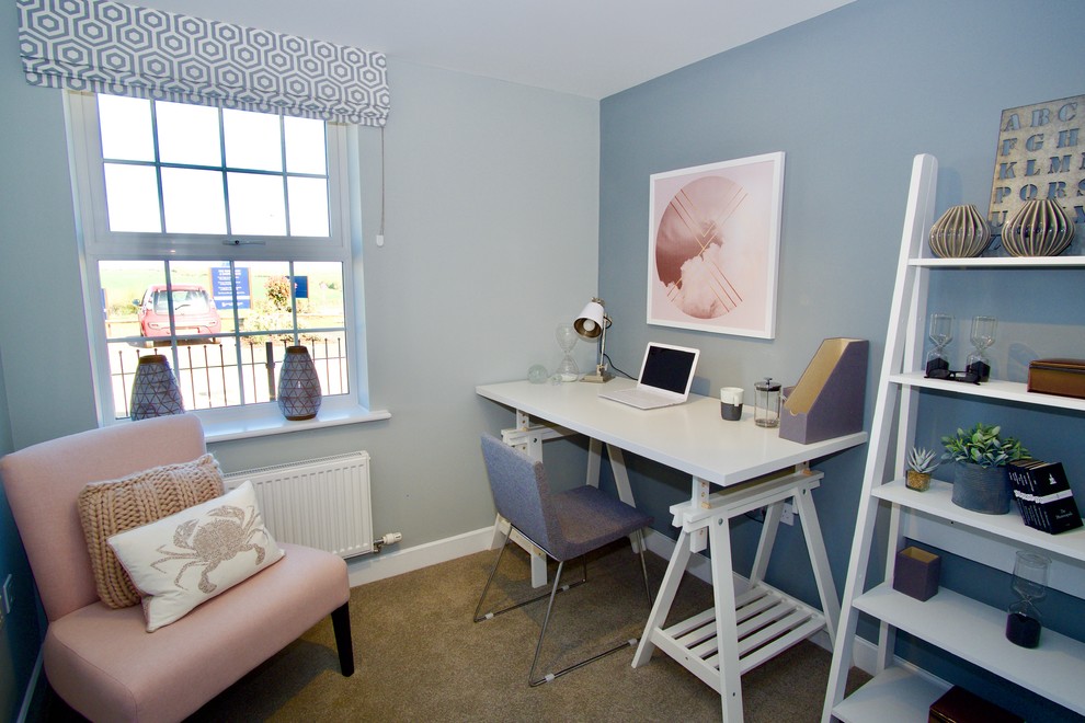 他の地域にある小さなトランジショナルスタイルのおしゃれな書斎 (青い壁、カーペット敷き、自立型机) の写真