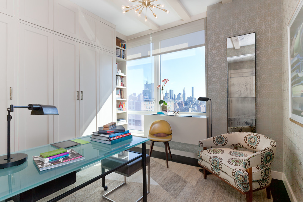 ニューヨークにある広いコンテンポラリースタイルのおしゃれな書斎 (濃色無垢フローリング、自立型机、グレーの壁、暖炉なし、茶色い床) の写真