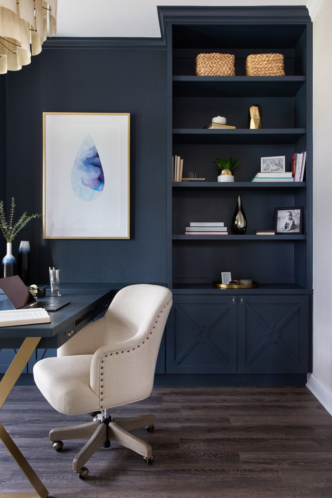 Modelo de sala de manualidades clásica renovada de tamaño medio sin chimenea con paredes multicolor, suelo de madera oscura, escritorio independiente y suelo gris