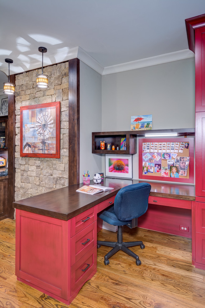 Großes Uriges Arbeitszimmer mit Arbeitsplatz, grauer Wandfarbe, braunem Holzboden, Einbau-Schreibtisch und braunem Boden in Atlanta