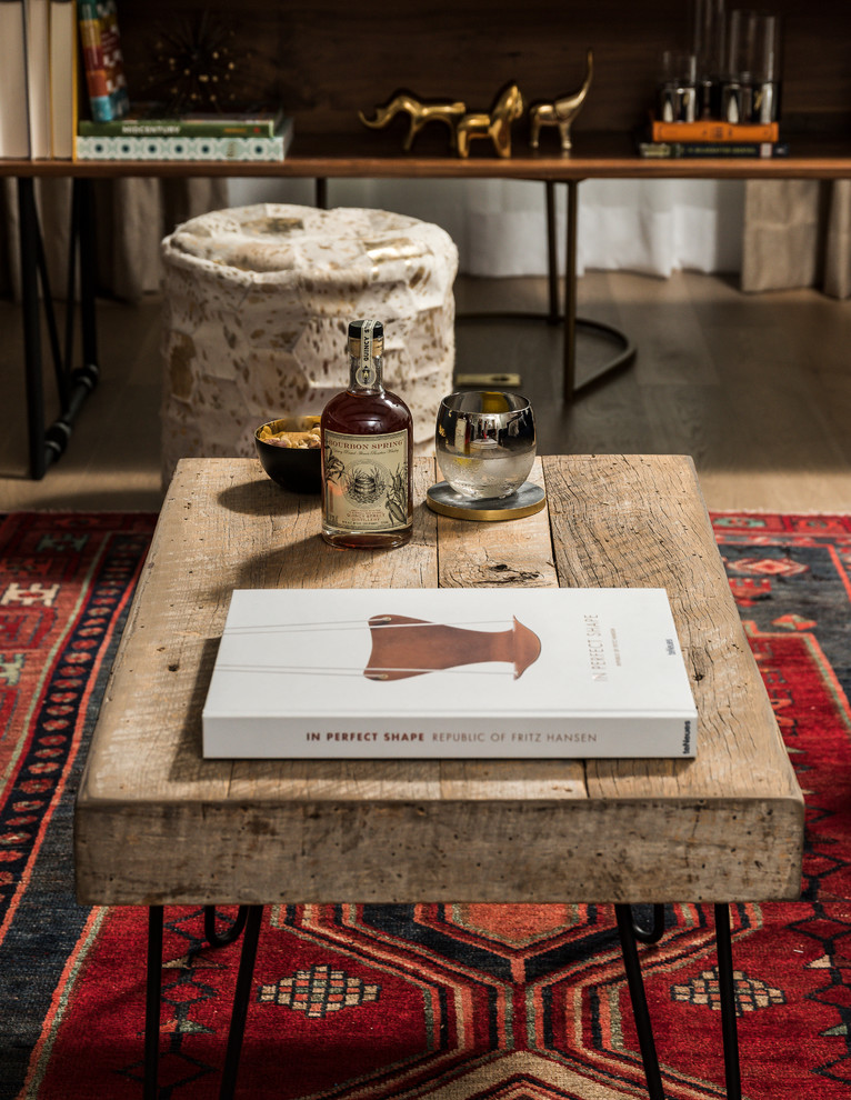 Ejemplo de despacho retro de tamaño medio sin chimenea con paredes beige, suelo de madera en tonos medios, escritorio independiente y suelo marrón