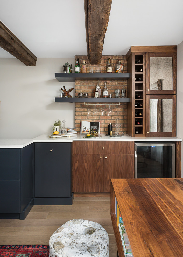 Foto de despacho retro de tamaño medio sin chimenea con paredes beige, suelo de madera en tonos medios, escritorio independiente y suelo marrón