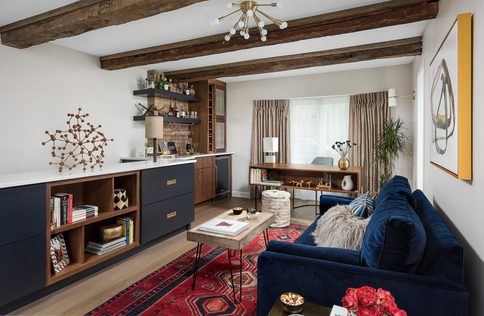 Imagen de despacho vintage de tamaño medio sin chimenea con paredes beige, suelo de madera en tonos medios, escritorio independiente y suelo marrón