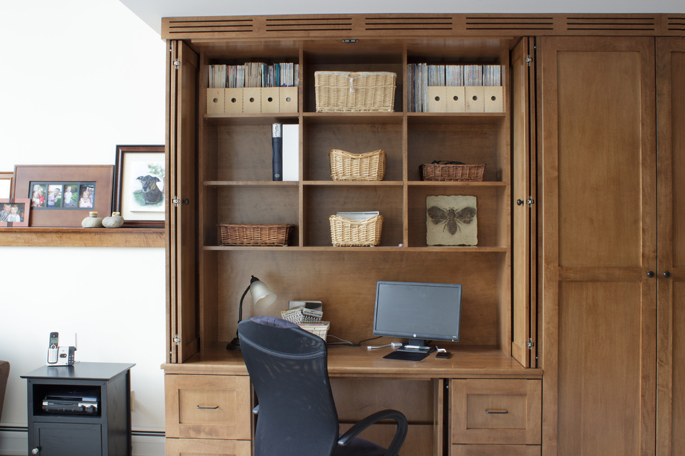 Источник вдохновения для домашнего уюта: большой кабинет в стиле кантри с бежевыми стенами, ковровым покрытием и встроенным рабочим столом