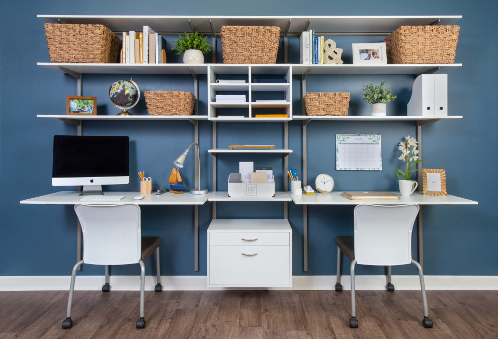 Idéer för att renovera ett funkis arbetsrum, med blå väggar och laminatgolv