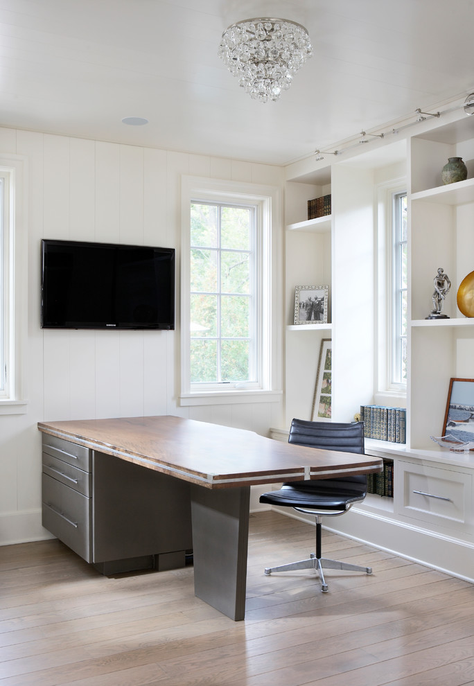 Immagine di uno studio design con pareti bianche e pavimento in legno massello medio
